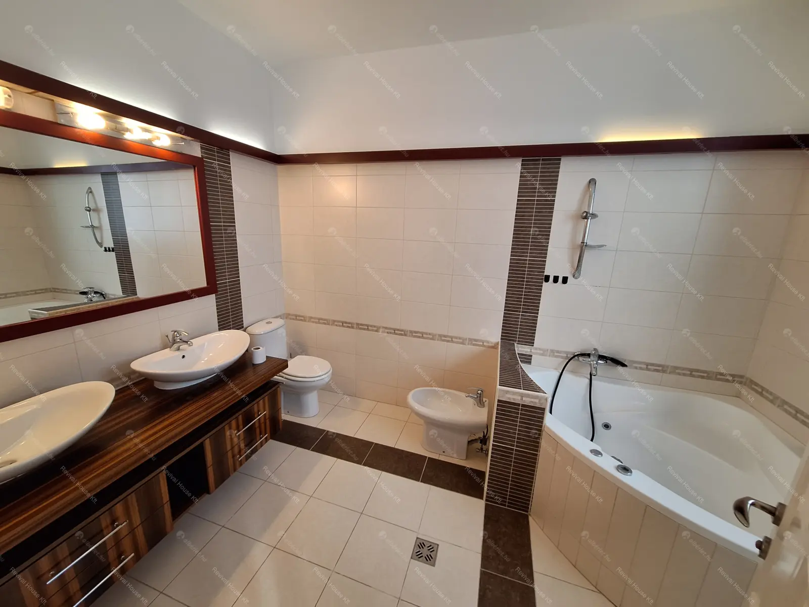 Kiadó albérlet 650000 Ft/hó áron: Budapest, XVIII. kerület  Bókay Árpád utca. Mérete: 280 nm, 8 szobás | Alberlet.hu - 6705664