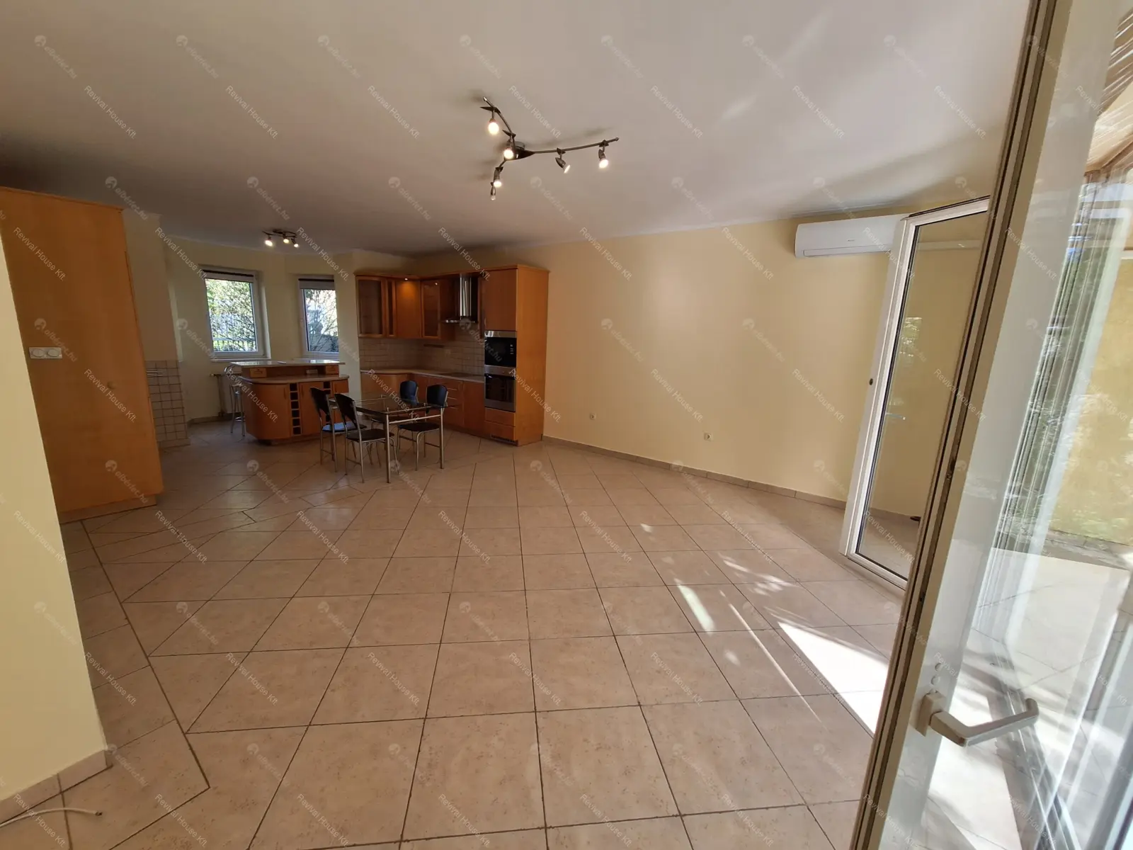 Kiadó albérlet 650000 Ft/hó áron: Budapest, XVIII. kerület  Bókay Árpád utca. Mérete: 280 nm, 8 szobás | Alberlet.hu - 6705670