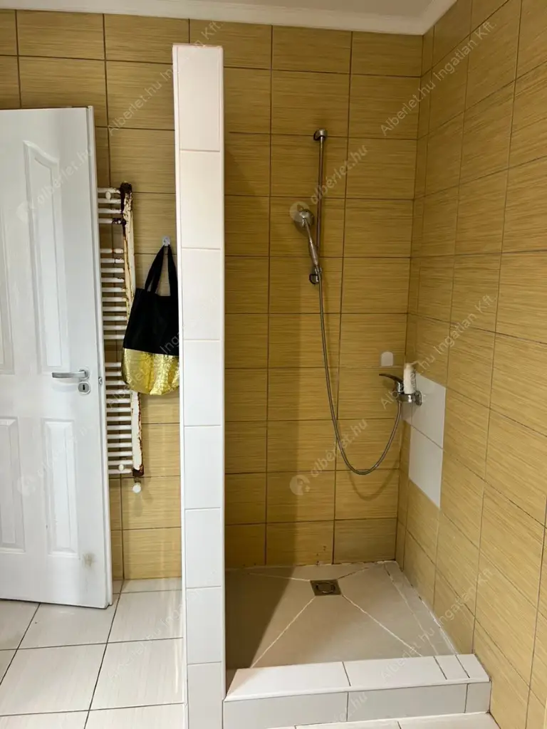 Kiadó albérlet 380000 Ft/hó áron: Budapest, XVIII. kerület  Üllői  út . Mérete: 80 nm, 3 szobás | Alberlet.hu - 6595299