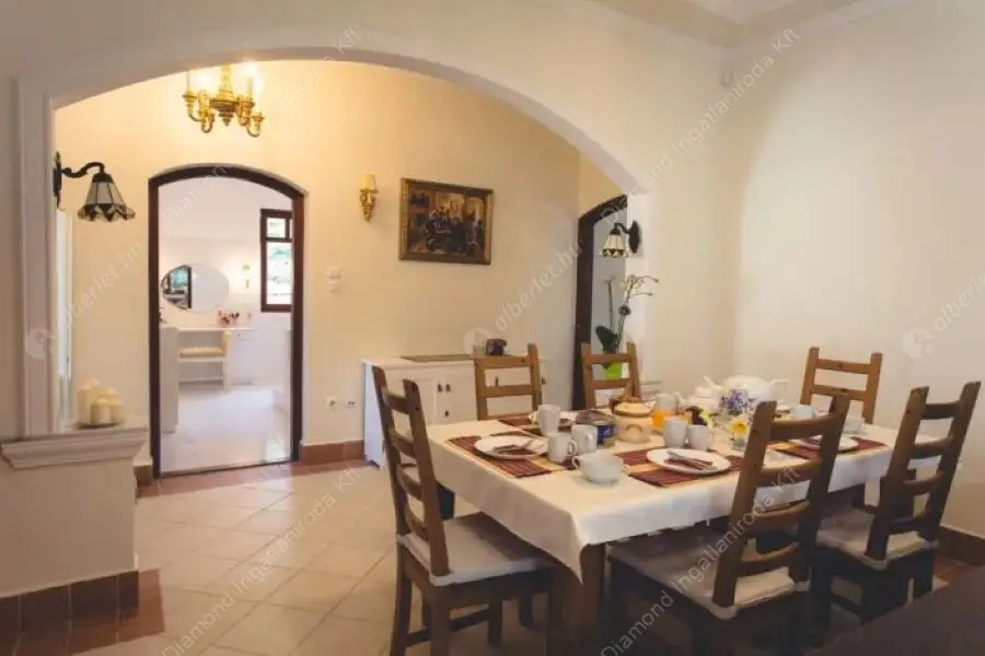 Kiadó albérlet 995000 Ft/hó áron: Budapest, XXII. kerület  Meggyvágó utca. Mérete: 180 nm, 5 szobás | Alberlet.hu - 6034820