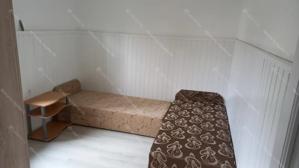 Kiadó albérlet 260000 Ft/hó áron: Galgahévíz,  Mikszáth Kálmán utca. Mérete: 140 nm, 5 szobás | Alberlet.hu - 6688469