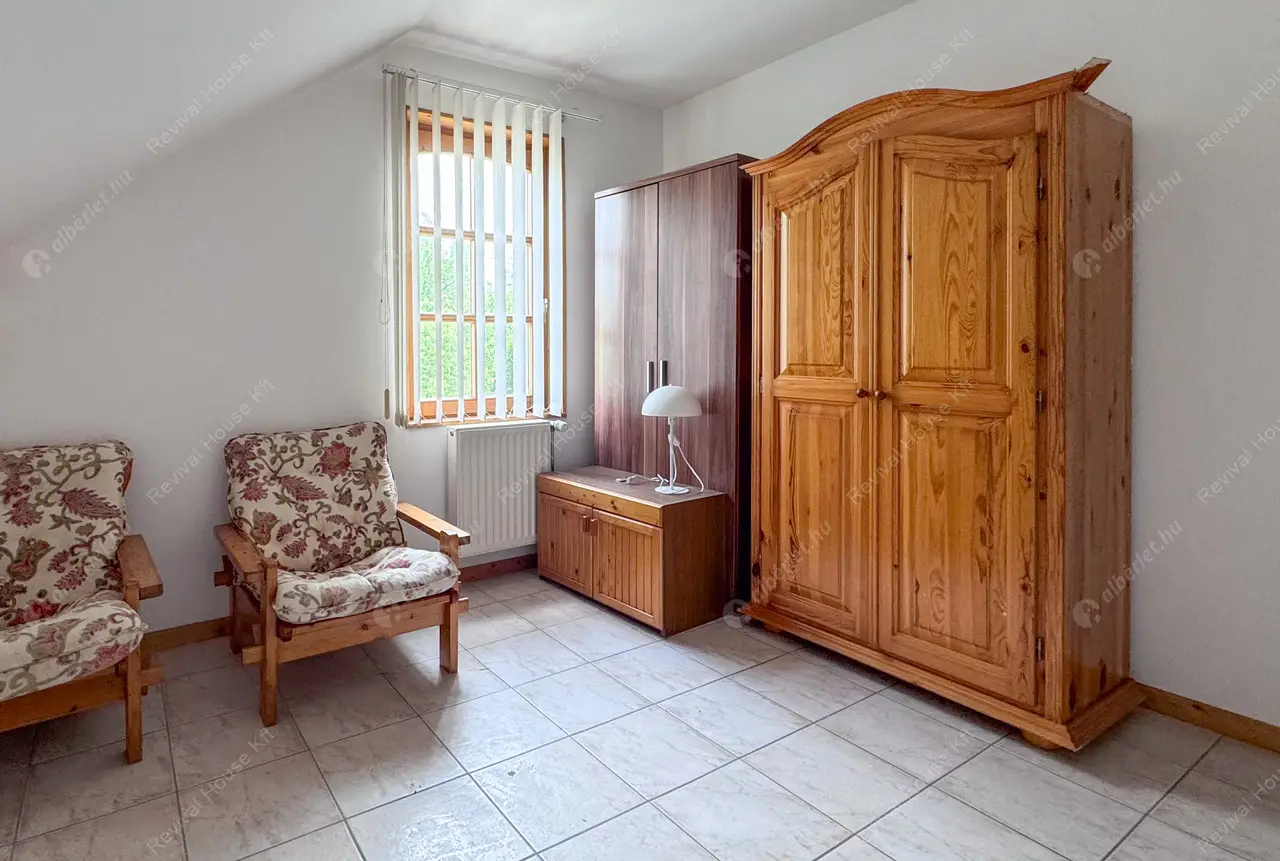 Kiadó albérlet 660000 Ft/hó áron: Nagykovácsi,  Besenyőtelek utca. Mérete: 230 nm, 6 szobás | Alberlet.hu - 6430843