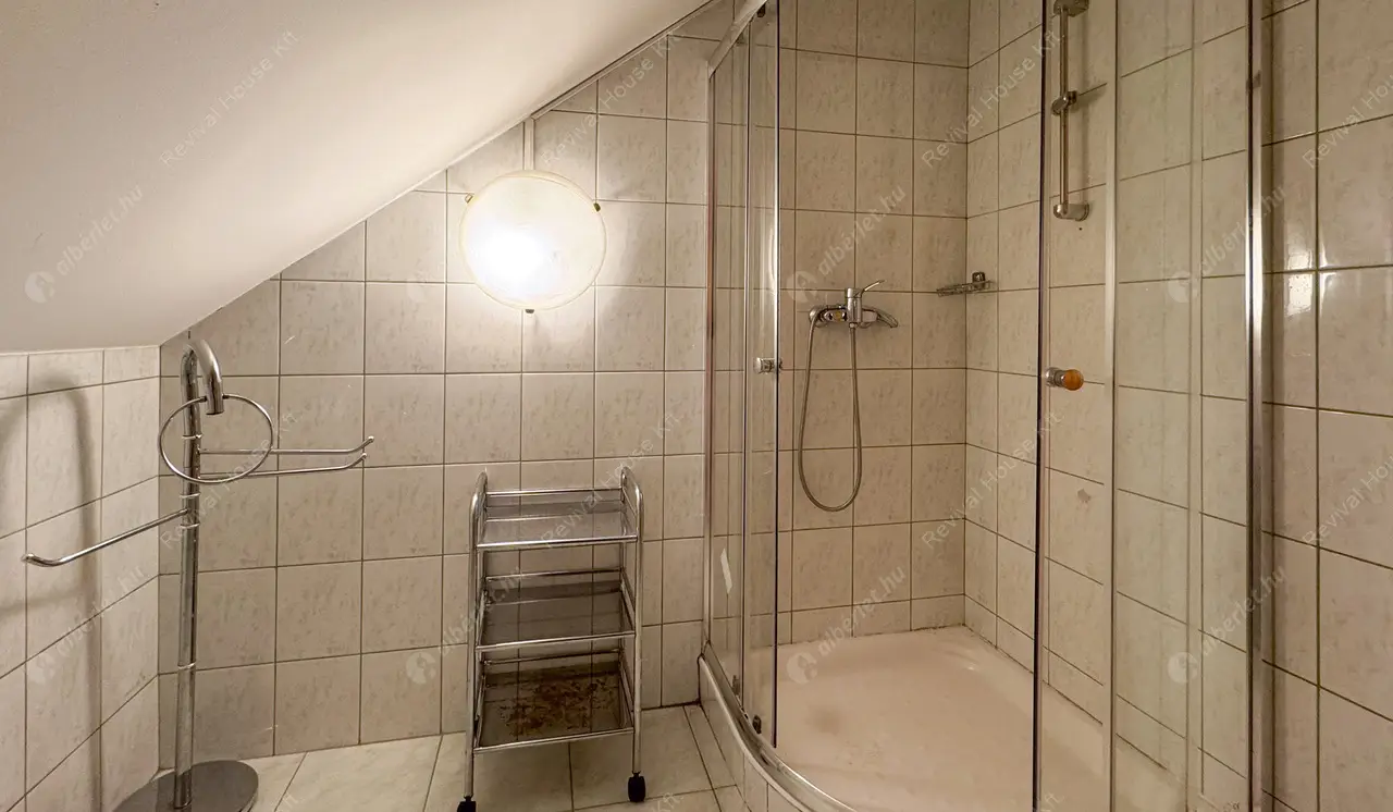 Kiadó albérlet 660000 Ft/hó áron: Nagykovácsi,  Besenyőtelek utca. Mérete: 230 nm, 6 szobás | Alberlet.hu - 6430846