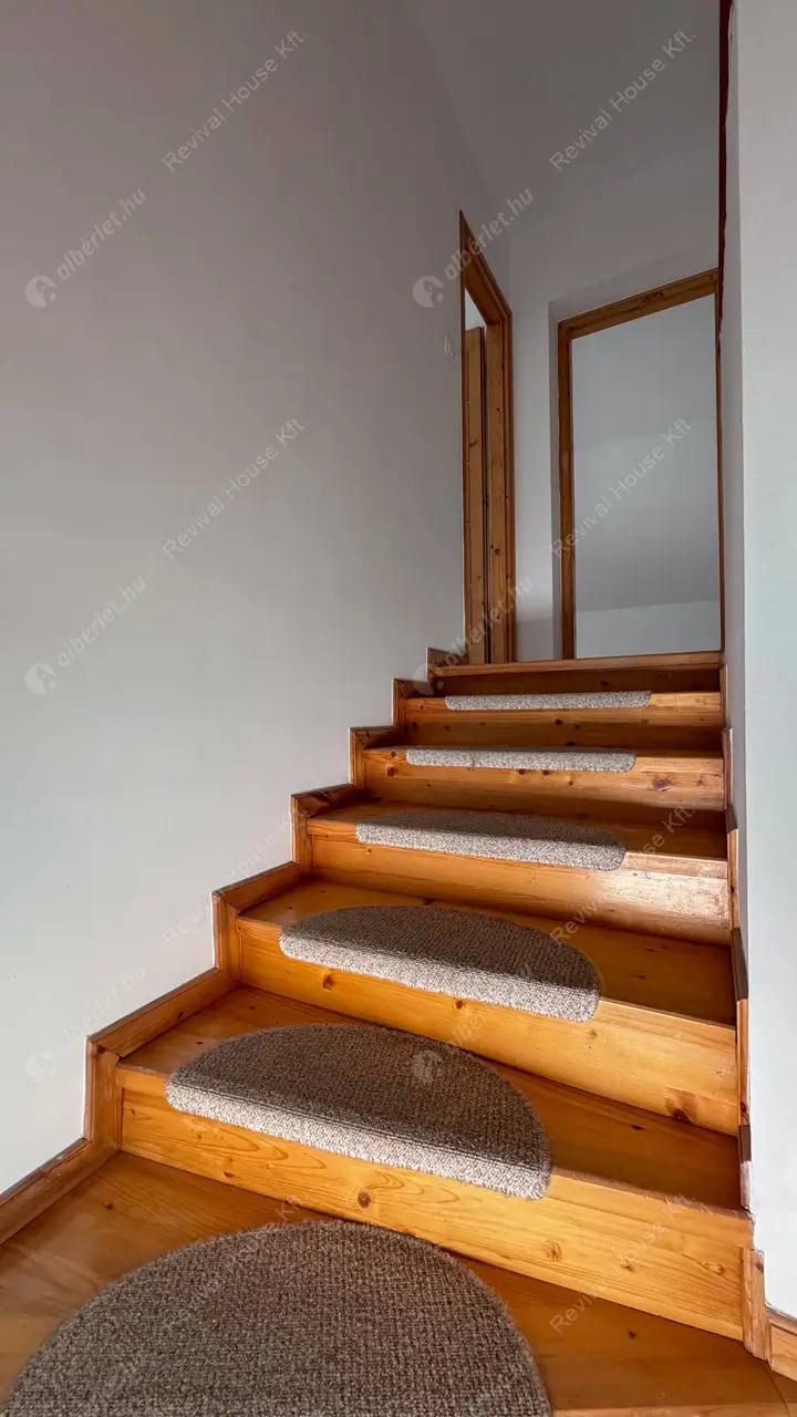 Kiadó albérlet 660000 Ft/hó áron: Nagykovácsi,  Besenyőtelek utca. Mérete: 230 nm, 6 szobás | Alberlet.hu - 6430847