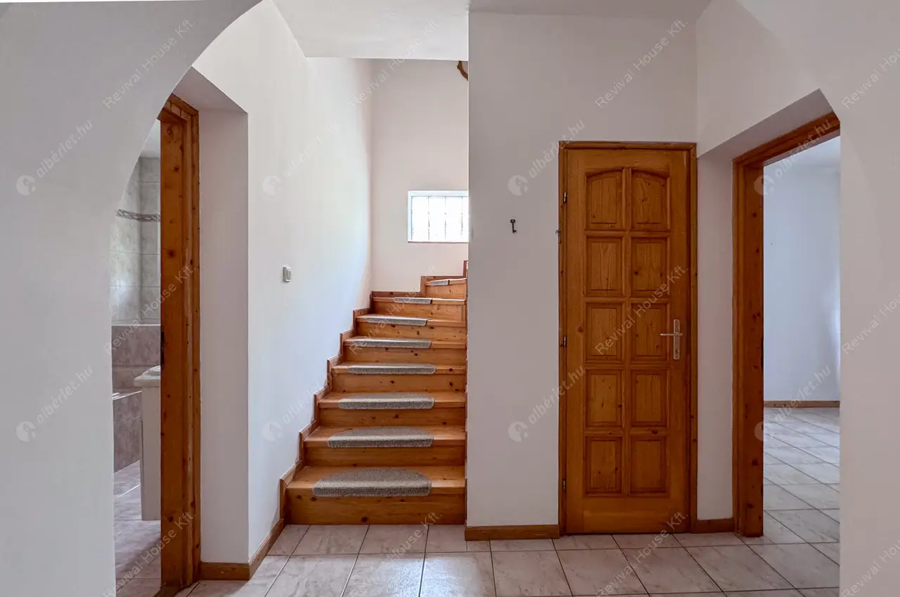 Kiadó albérlet 660000 Ft/hó áron: Nagykovácsi,  Besenyőtelek utca. Mérete: 230 nm, 6 szobás | Alberlet.hu - 6430848