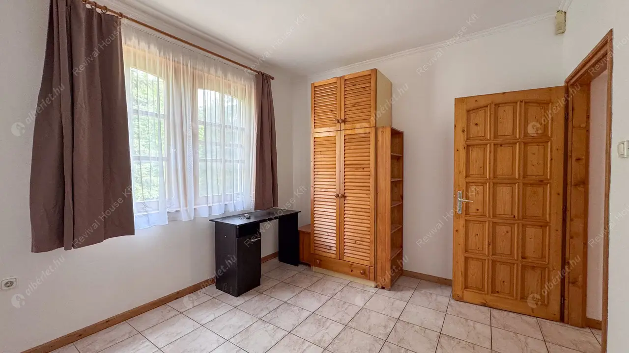 Kiadó albérlet 660000 Ft/hó áron: Nagykovácsi,  Besenyőtelek utca. Mérete: 230 nm, 6 szobás | Alberlet.hu - 6430850