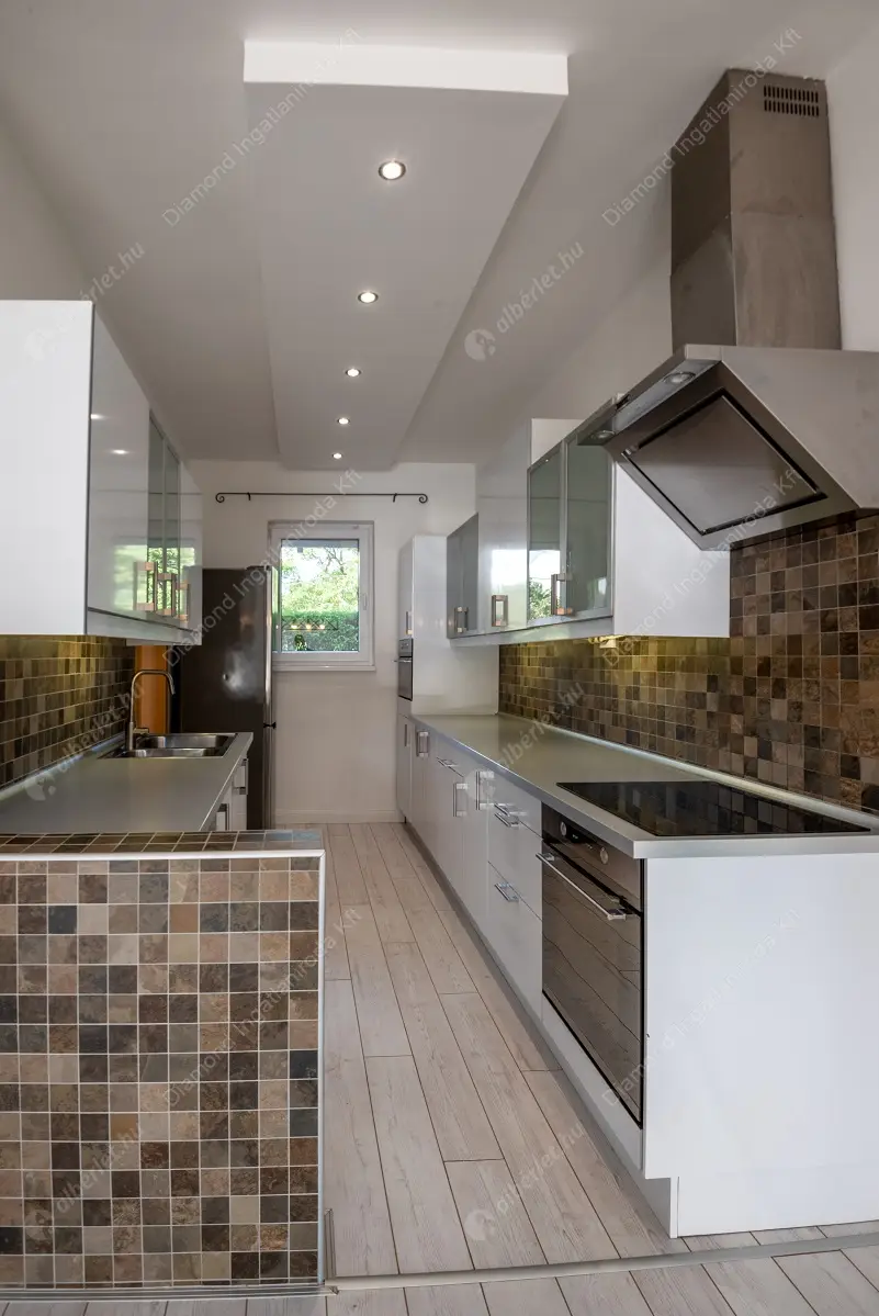 Kiadó albérlet 1088000 Ft/hó áron: Nagykovácsi,  Pók utca. Mérete: 280 nm, 7 szobás | Alberlet.hu - 6400952