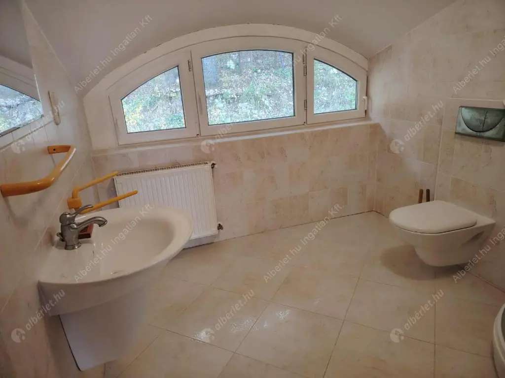 Kiadó albérlet 599000 Ft/hó áron: Remeteszőlős,  Banka utca. Mérete: 190 nm, 5 szobás | Alberlet.hu - 6568610