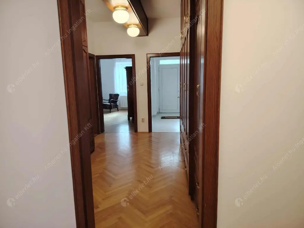 Kiadó albérlet 599000 Ft/hó áron: Remeteszőlős,  Banka utca. Mérete: 190 nm, 5 szobás | Alberlet.hu - 6568620