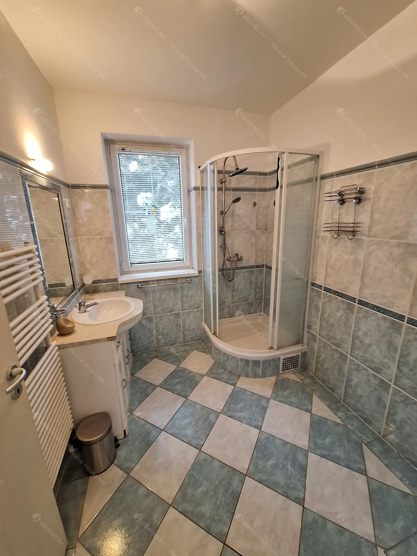 Kiadó albérlet 640000 Ft/hó áron: Remeteszőlős,  Szaturnusz utca. Mérete: 275 nm, 5 szobás | Alberlet.hu - 6366298