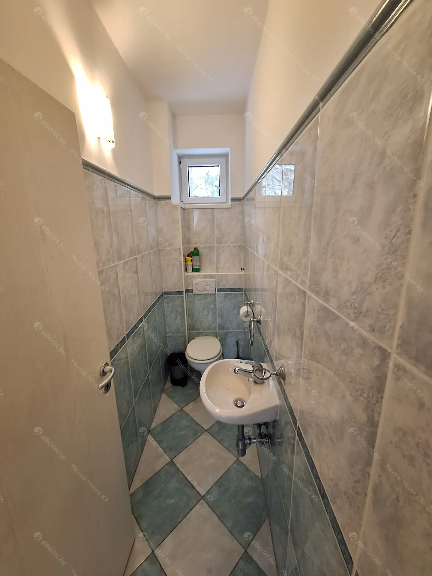 Kiadó albérlet 640000 Ft/hó áron: Remeteszőlős,  Szaturnusz utca. Mérete: 275 nm, 5 szobás | Alberlet.hu - 6366299