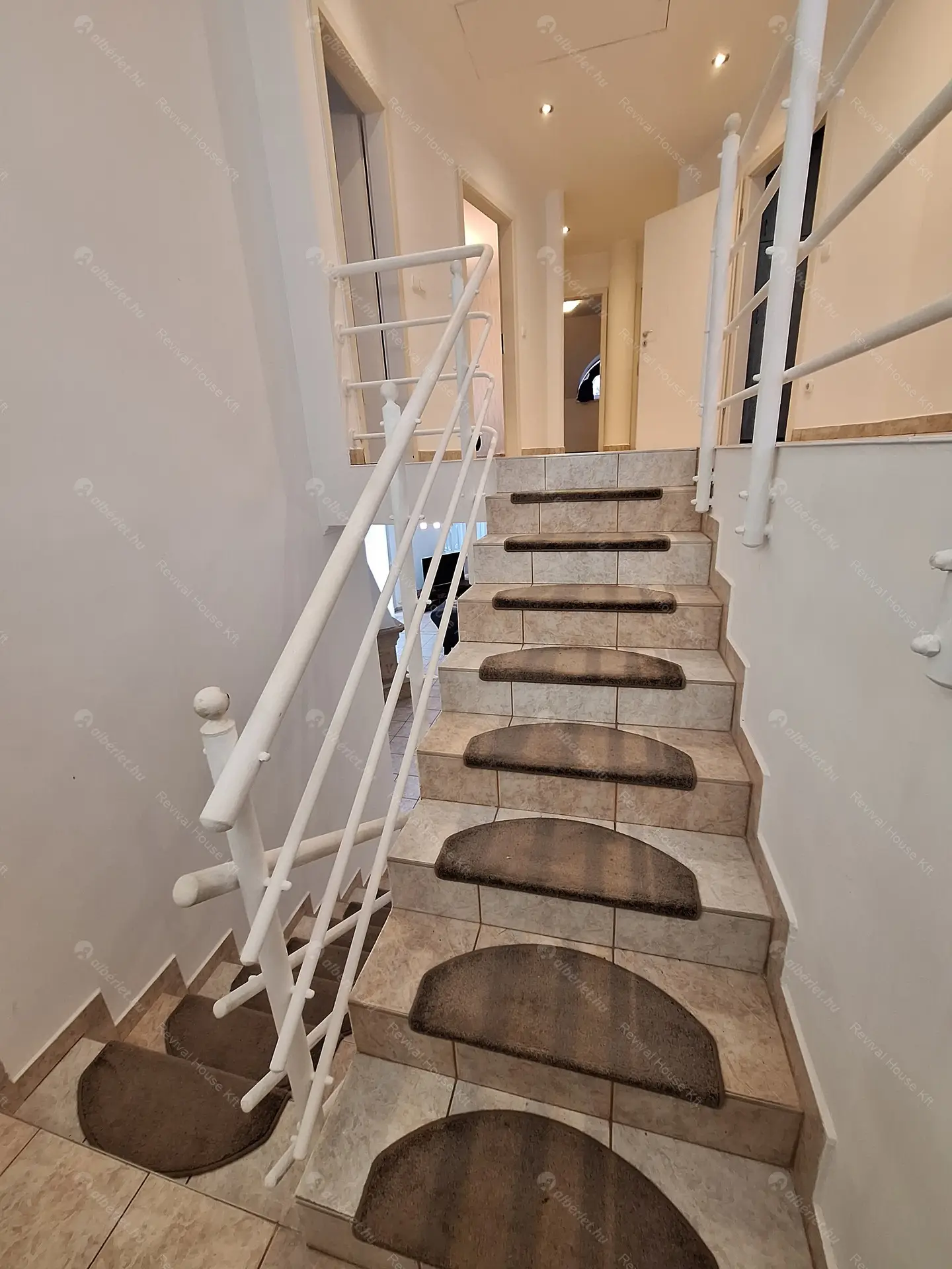 Kiadó albérlet 640000 Ft/hó áron: Remeteszőlős,  Szaturnusz utca. Mérete: 275 nm, 5 szobás | Alberlet.hu - 6366302