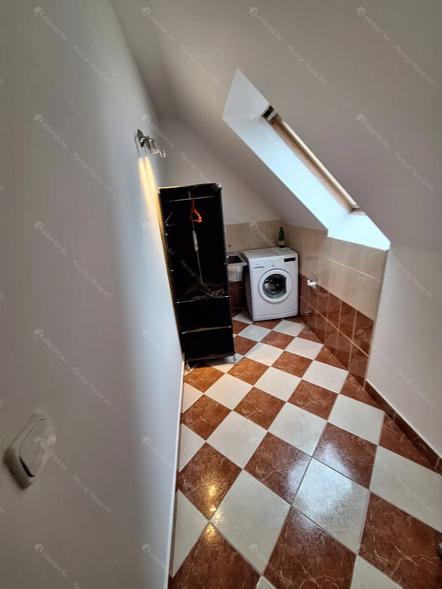 Kiadó albérlet 640000 Ft/hó áron: Remeteszőlős,  Szaturnusz utca. Mérete: 275 nm, 5 szobás | Alberlet.hu - 6366304