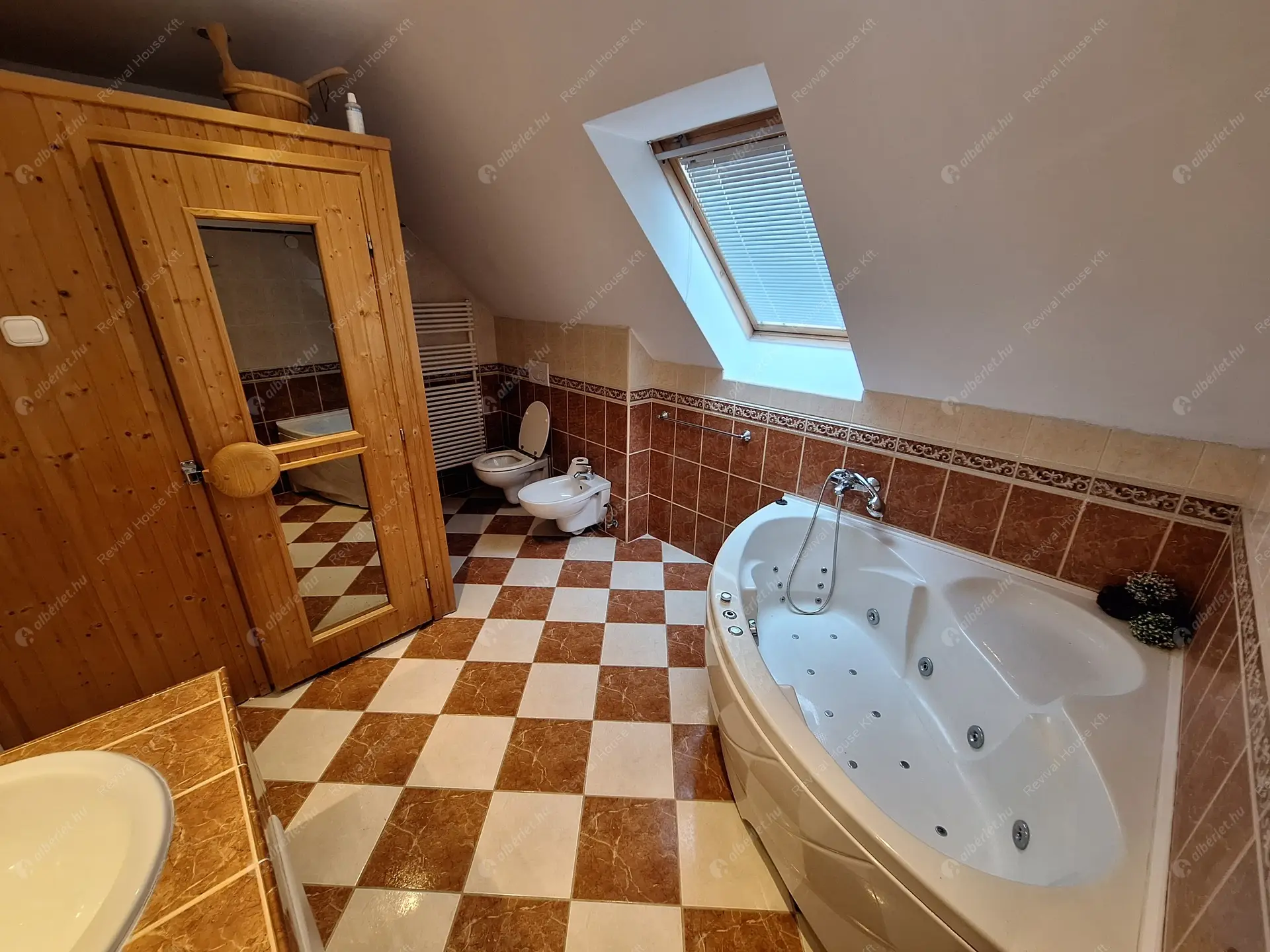 Kiadó albérlet 640000 Ft/hó áron: Remeteszőlős,  Szaturnusz utca. Mérete: 275 nm, 5 szobás | Alberlet.hu - 6366310