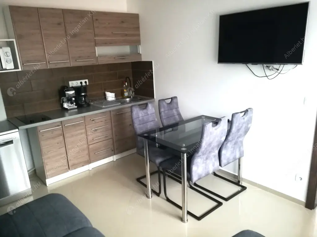 Kiadó albérlet 169000 Ft/hó áron: Siófok,  Köztársaság utca. Mérete: 45 nm, 3 szobás | Alberlet.hu - 6560073