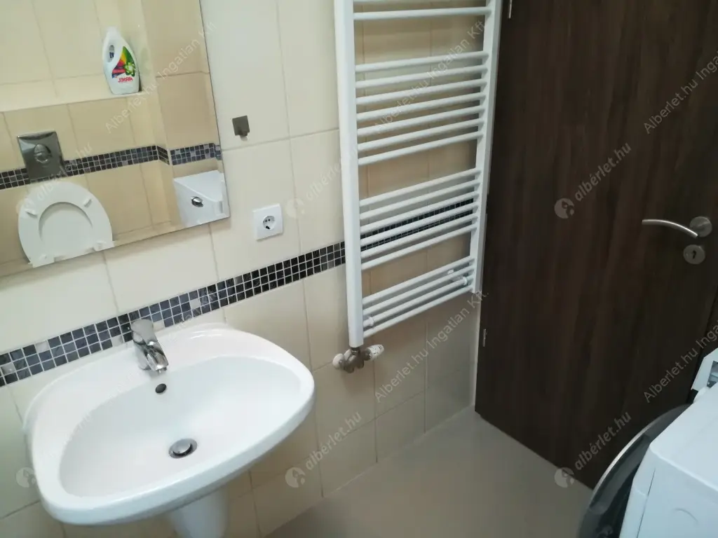 Kiadó albérlet 169000 Ft/hó áron: Siófok,  Köztársaság utca. Mérete: 45 nm, 3 szobás | Alberlet.hu - 6615996